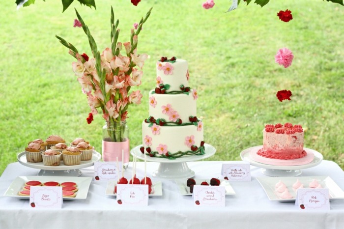 dezertný stôl s jahodami dekorácia svadobný nápad tortové muffiny