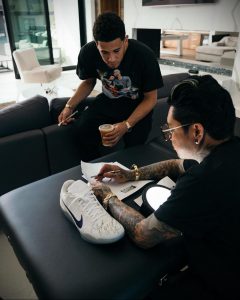 حصل ديفين بوكر على وشم على شرف كوبي براينت - صورة للموقع 11