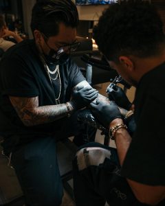 حصل Devin Booker على وشم تكريماً لـ Kobe Bryant - صورة للموقع 7