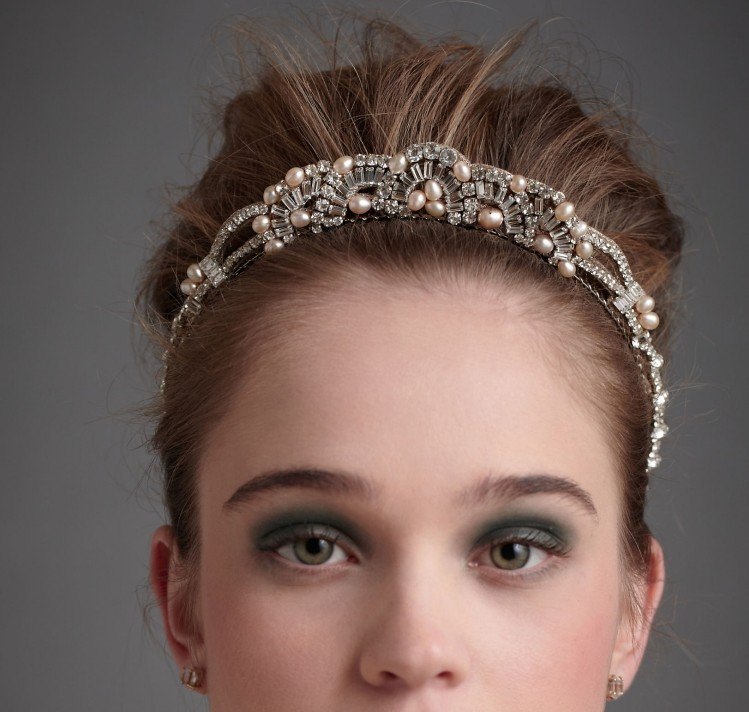Svadobný diadém zdobený perlami a kryštálmi diadém-svadba-svadobný účes-perlové-kryštály-vintage-look