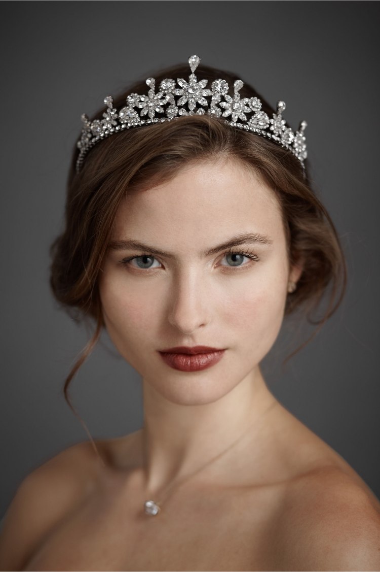 Krištáľový diadém na svadbu - svadobné šaty bez ramienok diadém-svadobné-kryštály-lúčenie-strana-rovné vlasy
