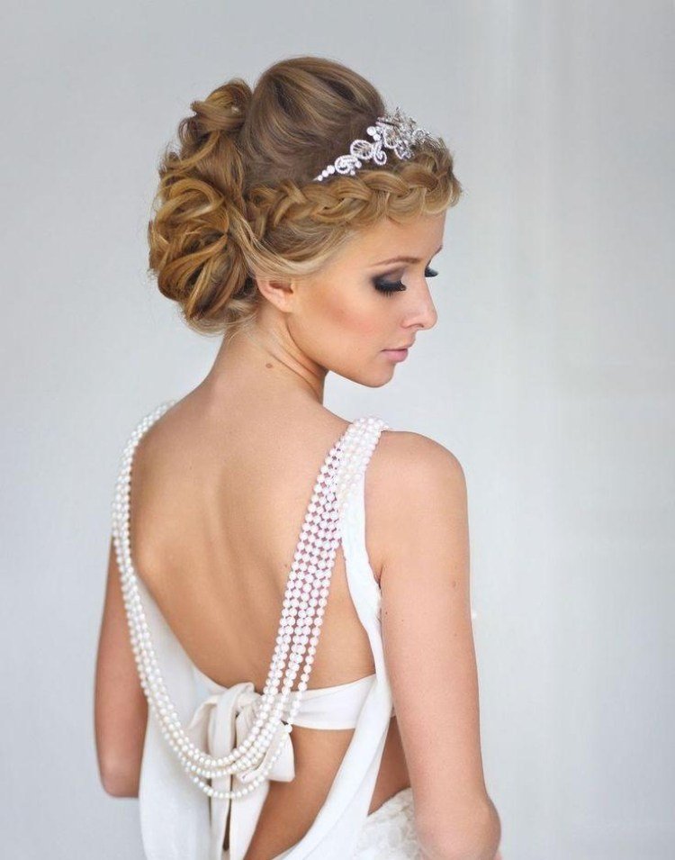 Updo účes na svadbu s vrkočom a čelenkou Diadém pre svadobný svadobný účes-vrkoč-čelo-drdol
