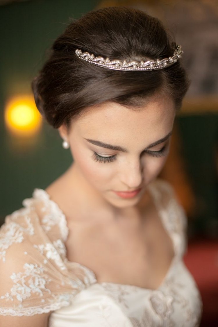 filigránová diadémová svadba s kamienkami a perlami diadém-svadba-svadobný účes-perla-drahokam-drdol
