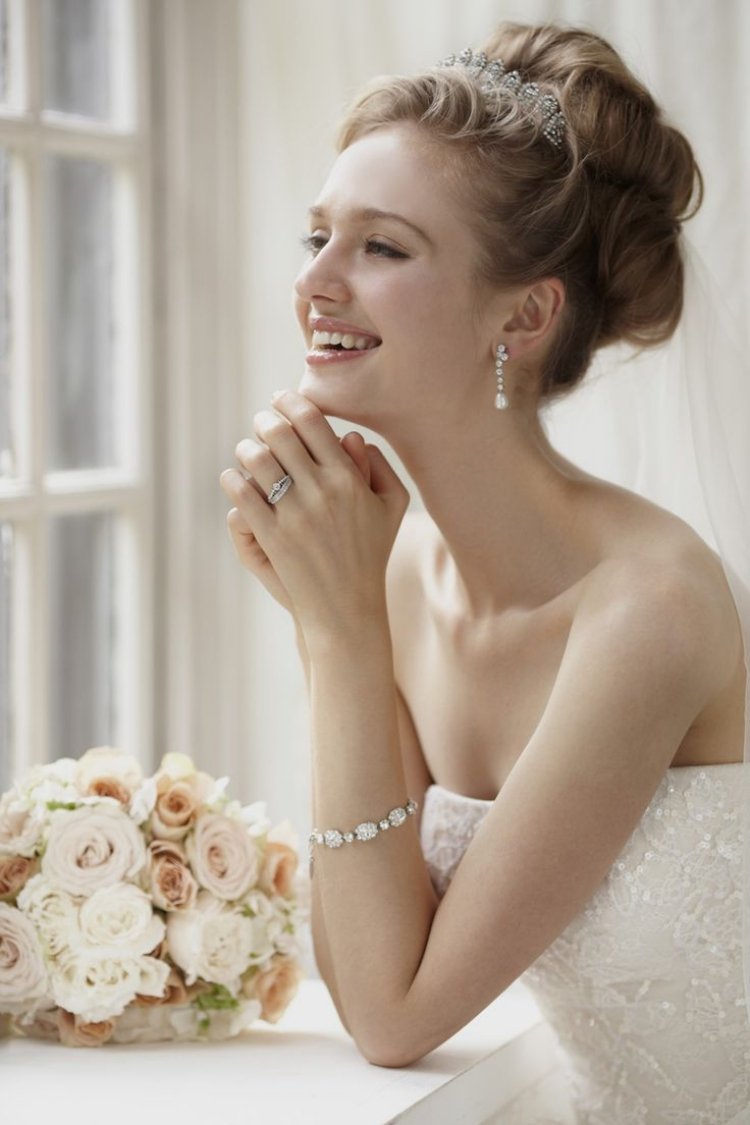 Updo účes s čelenkou pre svadobné šaty bez ramienok čelenka-svadobné-svadobné-účesy-updo-ramená-svadobné-šaty