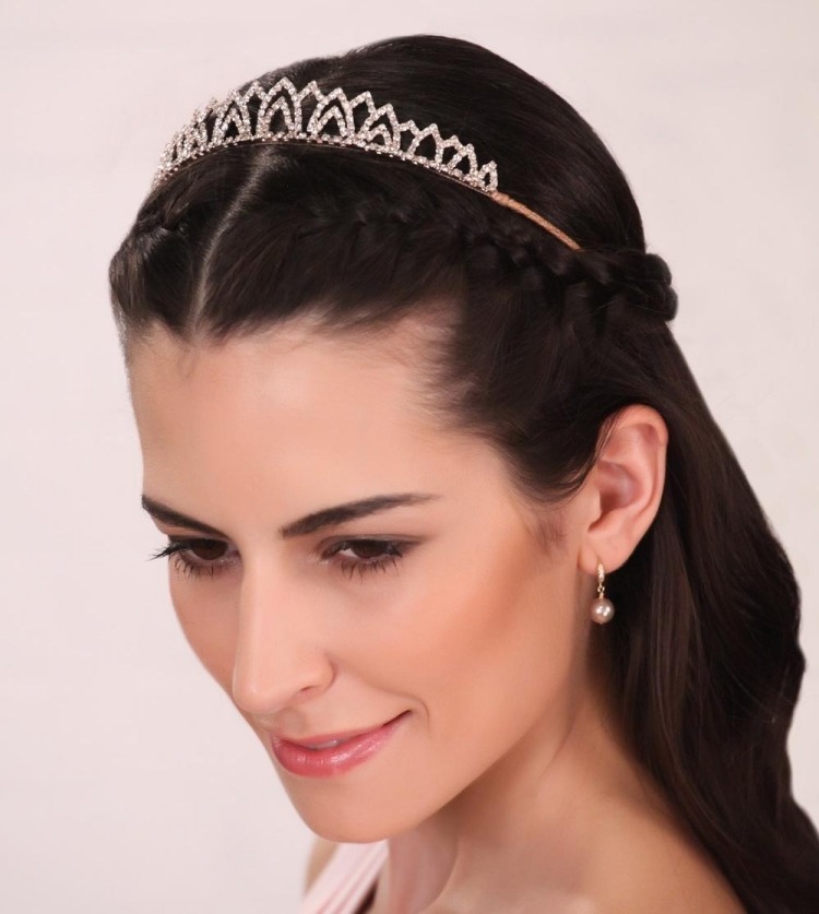 pootvorený svadobný účes s diadémom - stredná rozlúčka diadém-svadobné-kamienky-svadobný účes-napoly otvorené-točené