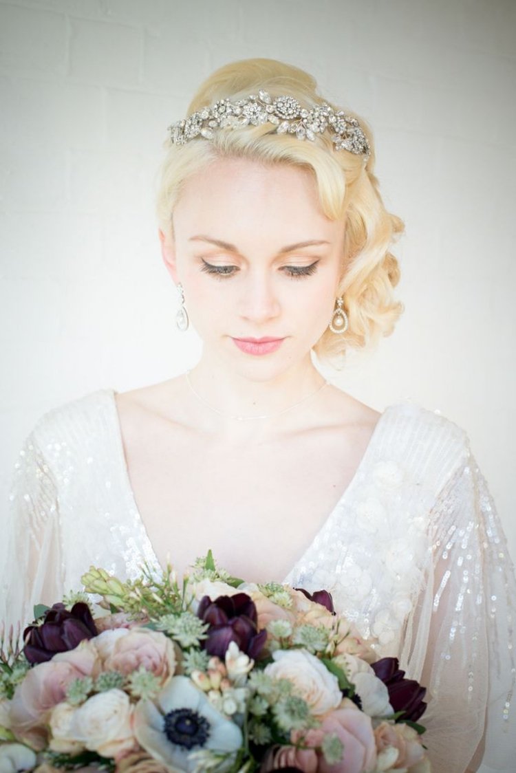 Svadobný účes s vlnami, čelenkou a bočným drdolom, diadém-svadobné-kryštály-svadobný-účes-bočný-drdol-vintage-glamour