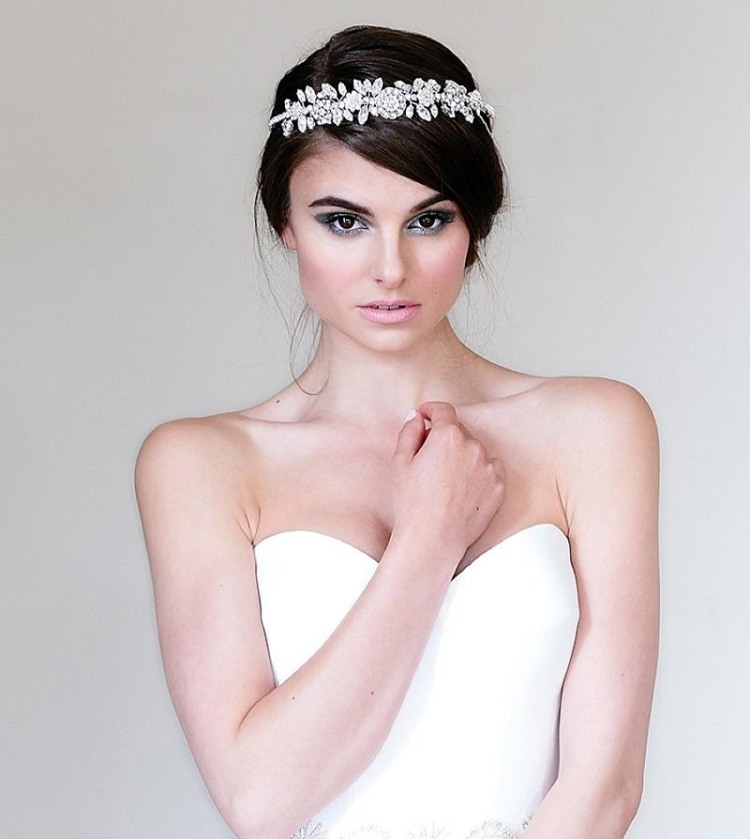 ležérny svadobný účes s kryštálom diadém čelenka-svadobný drdol-šikmé-pony-ramená-svadobné šaty