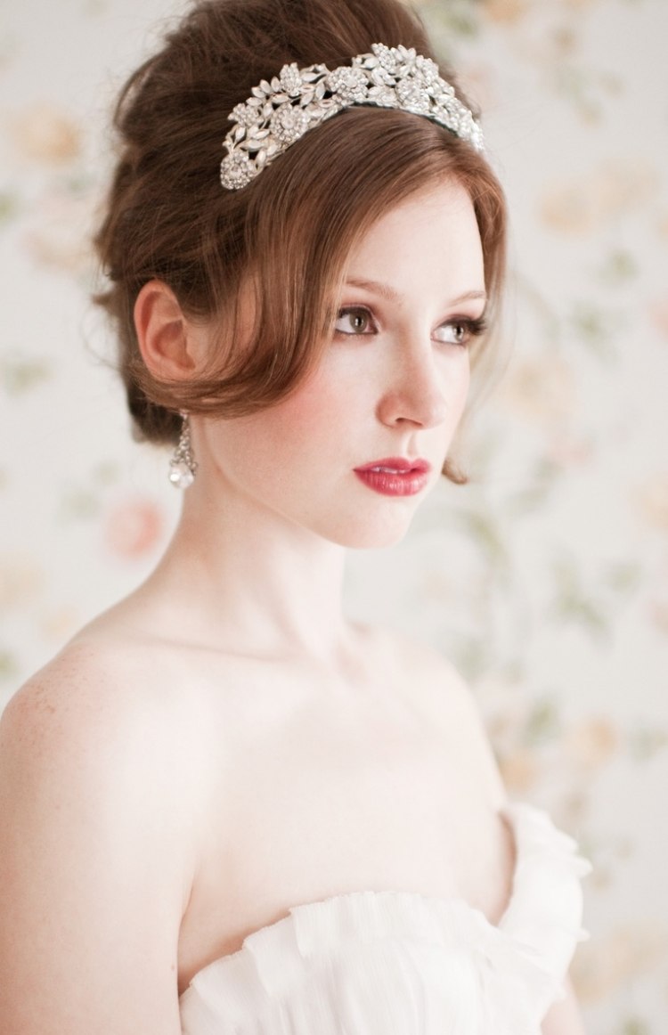 Diadém zdobený kryštálmi a kamienkami diadém-svadba-svadobný-účes-drahokamu-updo-ofina