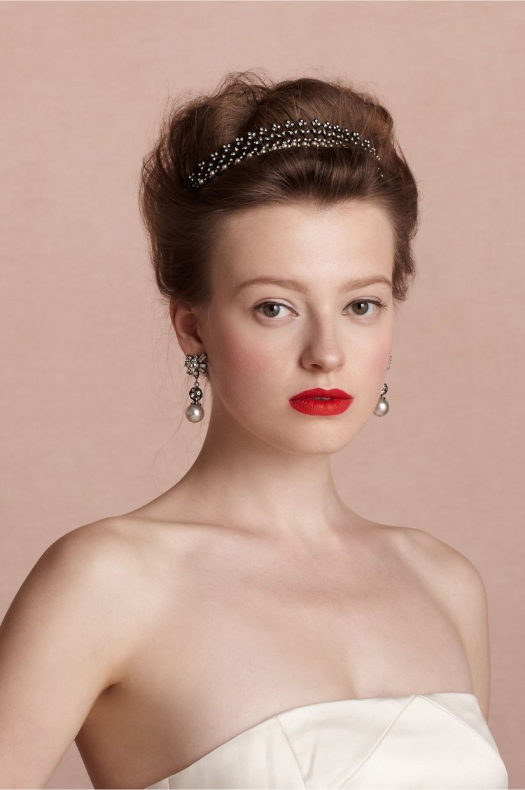 Svadobný diadém zdobený čiernymi perlami diadém-svadba-svadobný-účes-čierna-perla-červená-pery