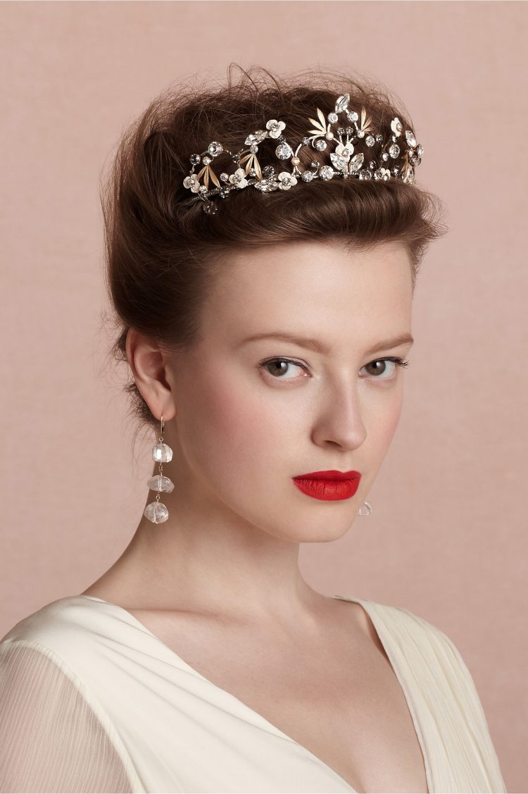 Updo s diadémom - silné červené pery diadém-svadba-svadobný-účes-kryštál-updo