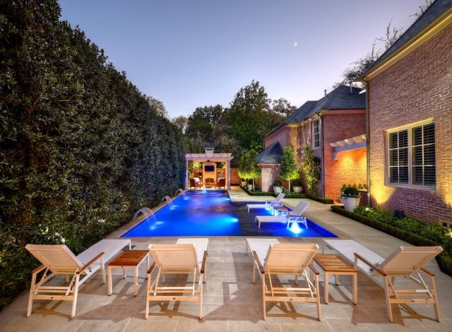 živé ploty ochrana súkromia živé ploty bazén lehátka nočné osvetlenie