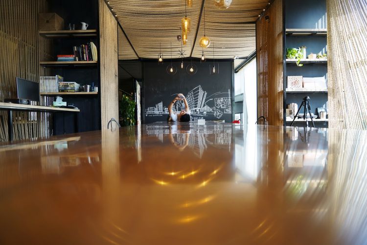 hrubé prírodné lano kancelársky dizajn interiéru architektúra dizajn drevený stôl