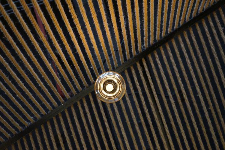 hrubé prírodné lano-kancelársky priestor-architektúra-dizajn-osvetlenie-sklo