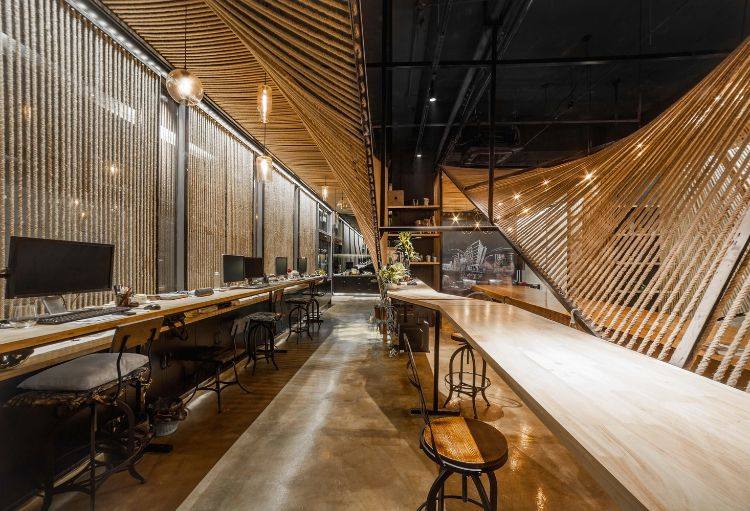 hrubé-prírodné-lano-kancelárske-priestorové-architektúry-dizajn-večerné svetlo