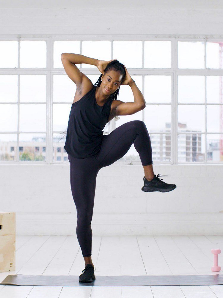 Bočné chrumkanie v stoji cvičenie proti brušnému tuku