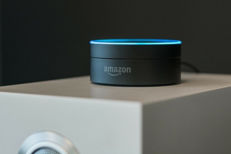 Lacné a ľahko použiteľné - Amazon Echo Dot Zariadenia Smart Home 2016-amazon-echo-bodka-hlasové príkazy-lacná-jednoduchá-aplikácia