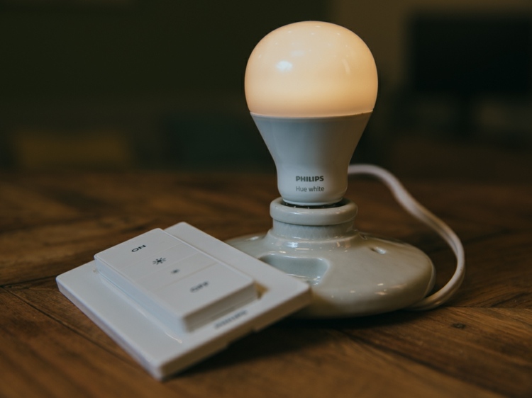 Šetrite energiu pomocou súpravy bezdrôtového stmievania Philips Hue smart-home-devices-2016-philips-hue-wireless-dimming-kit-light-economical-bulb-extension