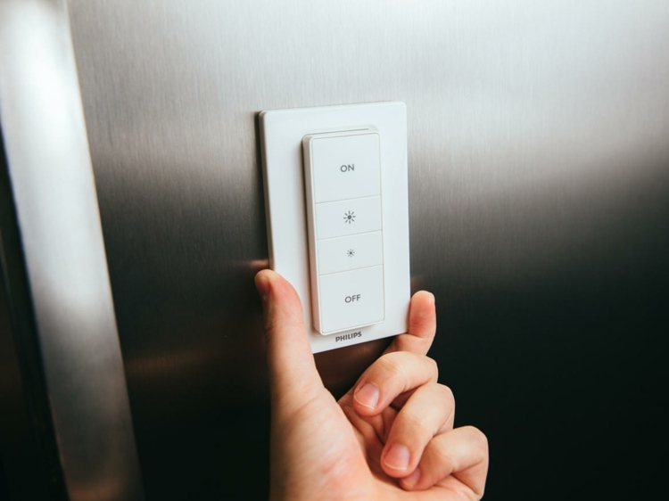 Bezdrôtová súprava stmievania Philips Hue ako magnetické diaľkové ovládanie smart-home-devices-2016-philips-hue-bezdrôtová stmievacia súprava-diaľkové ovládanie