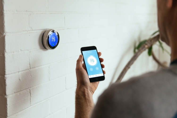 Nastavte teplotu pomocou smartfónu smart-home-devices-2016-nest-termostat-app-smartphone-energeticky úsporný