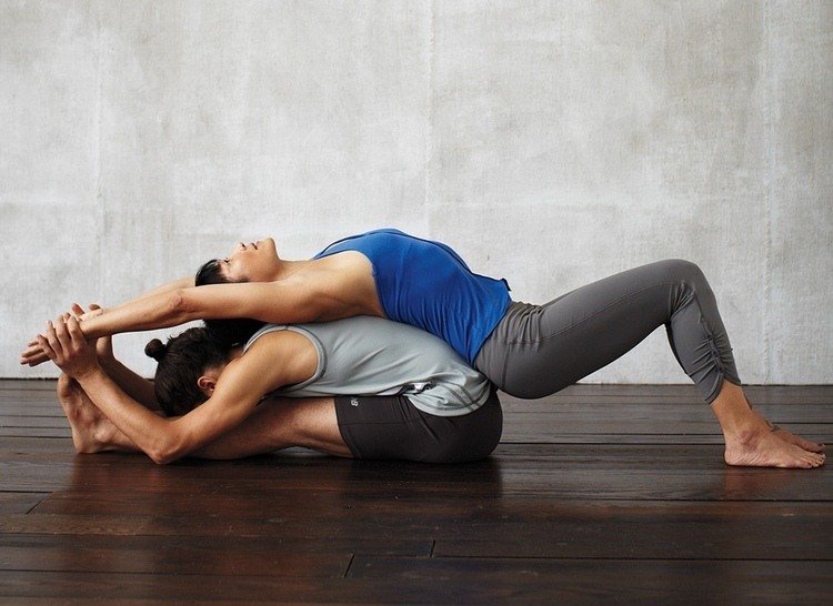 Sediaci predný záhyb a podporovaný ohyb chrbta