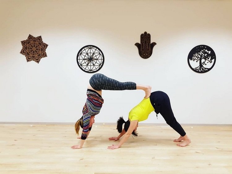 Pozerajúca sa joga póza pre dvoch