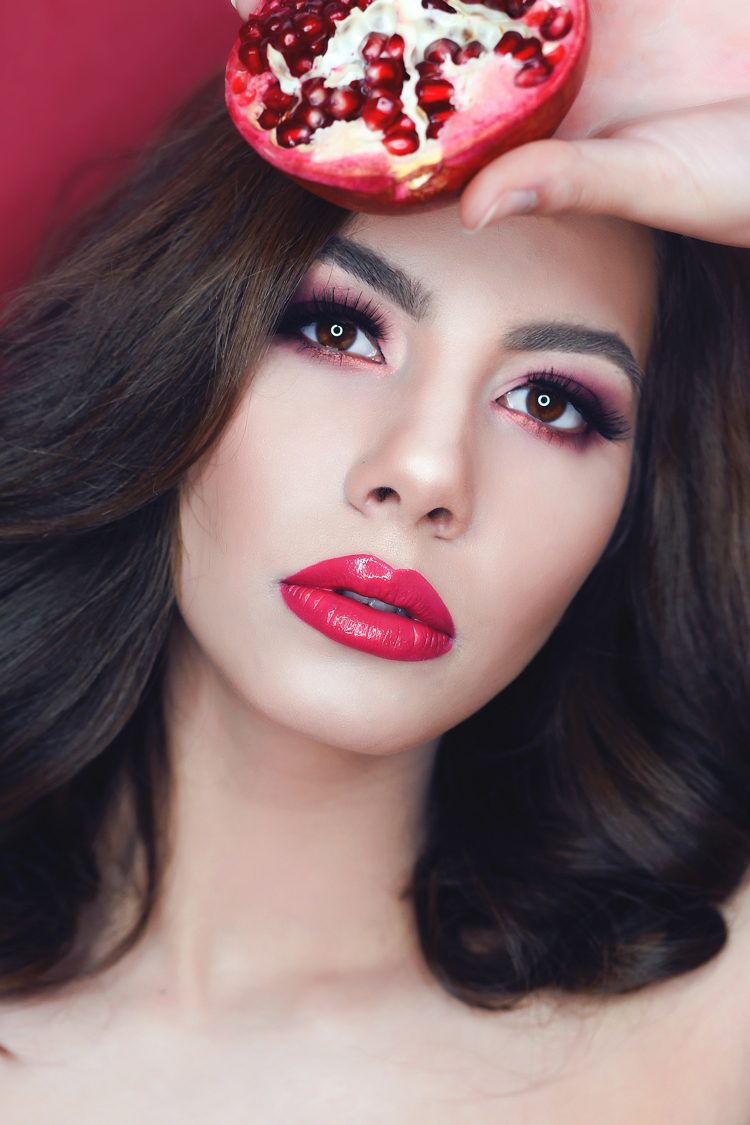 Špinavý make-up granátové jablko červená svetlá pokožka hnedé oči