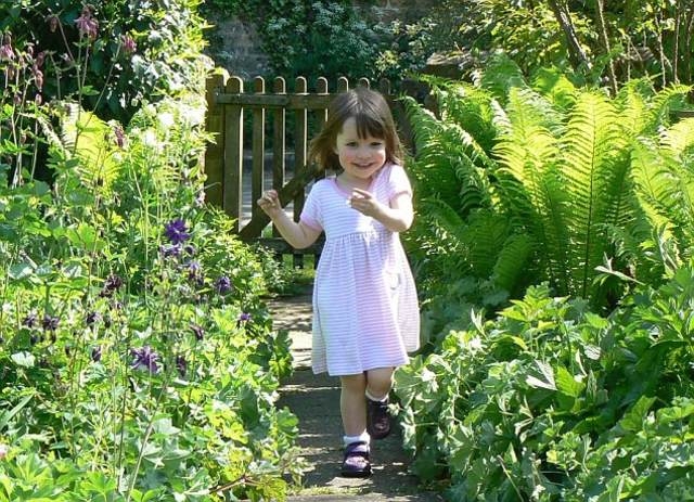 talentované dievča malý umelec Dievča, malá výtvarníčka, 5 rokov