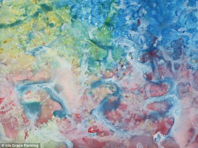 malý maliar maľuje krásne obrazy na modro Maliar maľuje krásne obrazy modrou ružovou zelenou