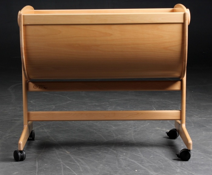 baby-cradle-lulu-lacquered-buchholz-Wheels-nanna-ditzel-model