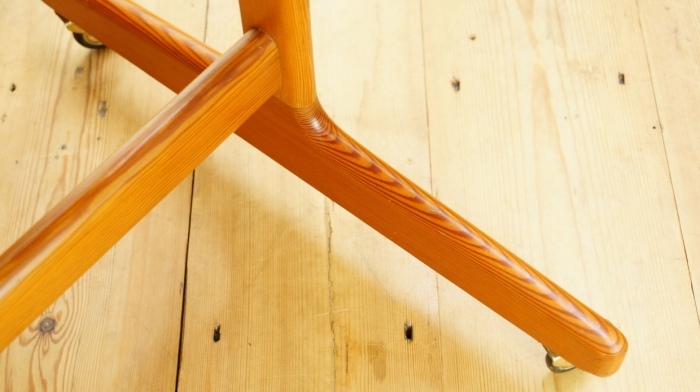 Kolíska-na-štyroch-kolesách-mobilný-detský-nábytok-posuvný-dizajn