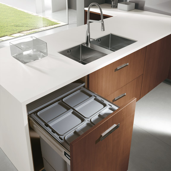 barikový kuchynský ostrovček biela pracovná doska drevené čela bariková dizajnová kuchyňa s drevenými prednými doskami bielej pracovnej dosky