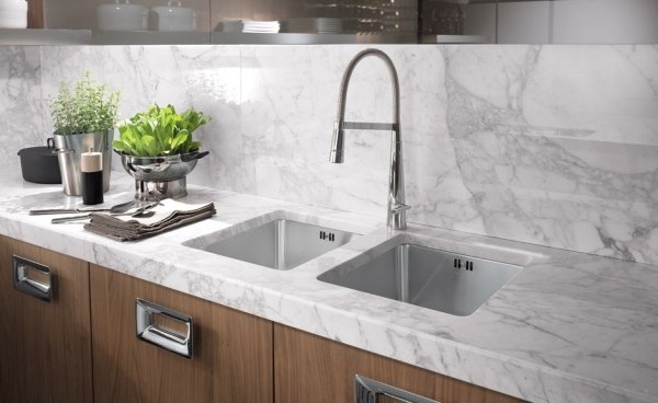 barrique moderná kuchynská mramorová doska oceľové úchytky barrique dizajnová kuchynská mramorová pultová oceľová úchytka