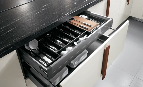 dizajnová kuchyňa ernestomeda zásuvka drevo vzhľad pracovná doska čierna dizajnová kuchyňa zásuvka ernestomeda drevená pracovná doska