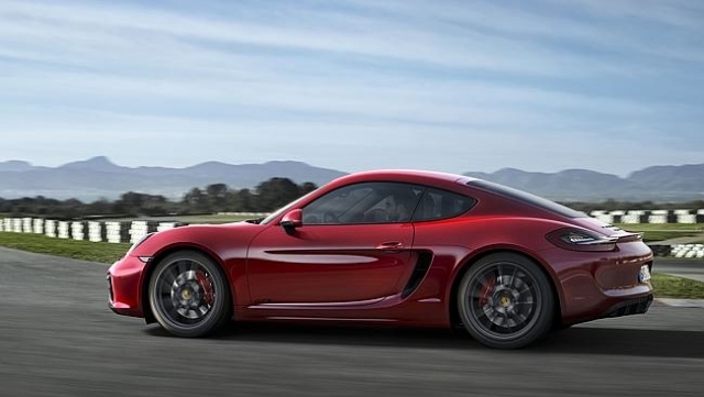 Porsche Cayman GTS známy ľavá strana červená Vľavo Porsche Cayman GTS a Boxster GTS 2014