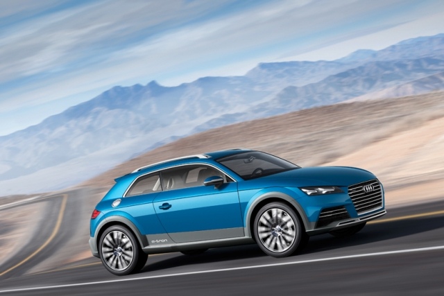 Audi Shooting Brake E Tron pravá strana modrá