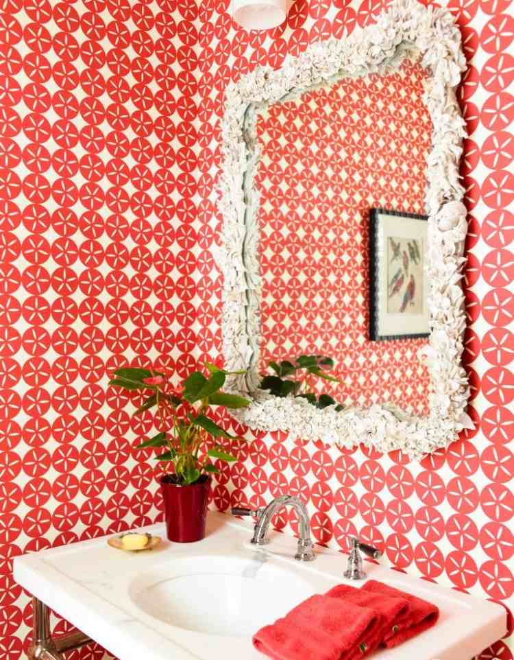 best-color-kúpeľňa-farba-akcenty-biela-červená-zrkadlo-vzor-drez