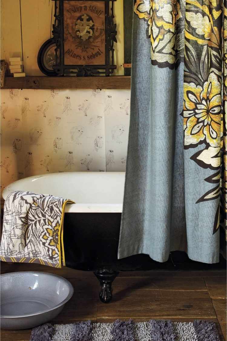 najlepšia farba-kúpeľňa-farba-akcenty-sprchovací záves-kvetinový vzor-starožitný-vaňa-voľne stojaca-drevená podlaha