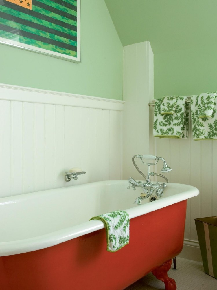 farba-najlepšia-farba-kúpeľňa-vaňa-červená-biela-zelená-vzor-palmy-mäta-zelená-na stenu