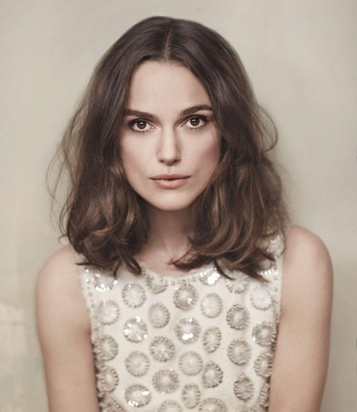 Vlasy po plecia, v strede sa lúčiace, bez ofiny hranatý tvar tváre dĺžka po plecia-vlasy-stredné delenie-bez-ofiny-keira-knightley