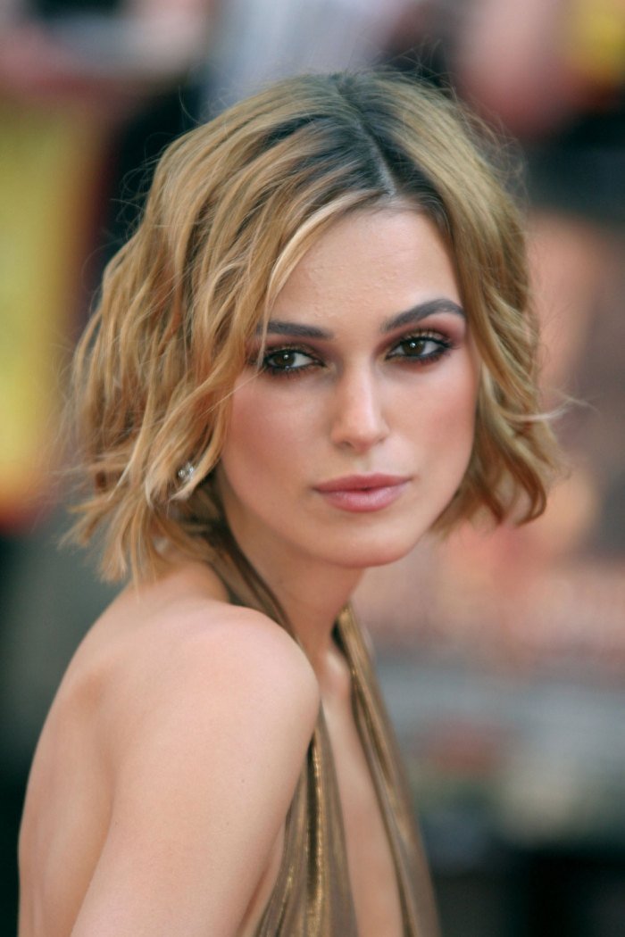 krátky, mierne zvlnený bob v zlatej blond hranatý tvar tváre krátky-bob-mierne-vlnitý-zlatý-blond-keira-knightley