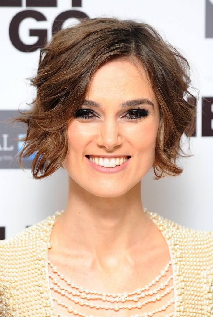 krátky bob pre hranatú tvár - mierne zvlnený a hravý uhlový tvar tváre účes-krátke-bob-bočné lúčenie-vlnité-keira-knightley