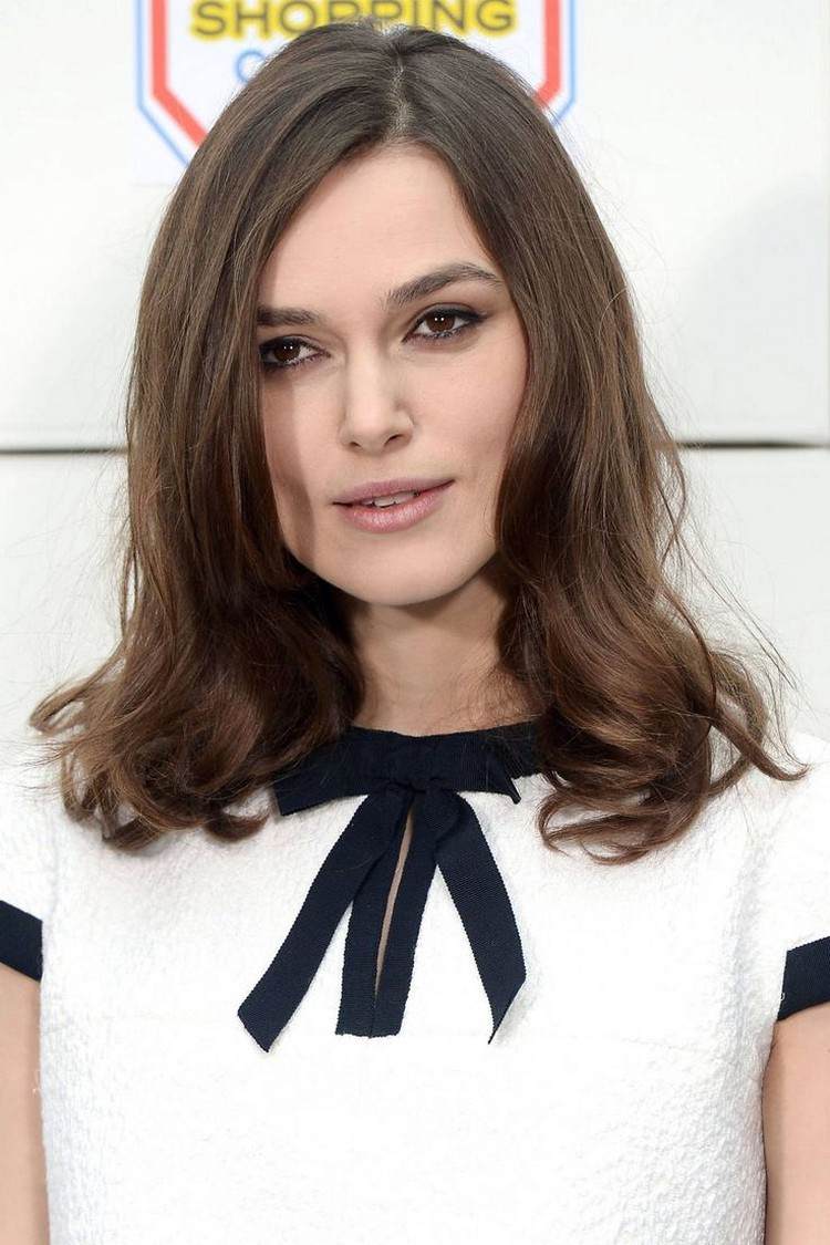 vlasy po plecia s bočným delením účesy-uhlová-tvar tváre-dĺžka po ramená-vlasy-lúčenie