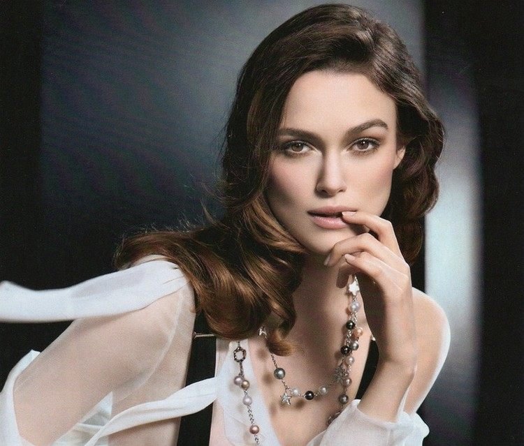 dlhé vlasy s retro vlnami účesy-hranatý-tvar tváre-dlhé vlasy-retro-vlnité-bočné lúčenie