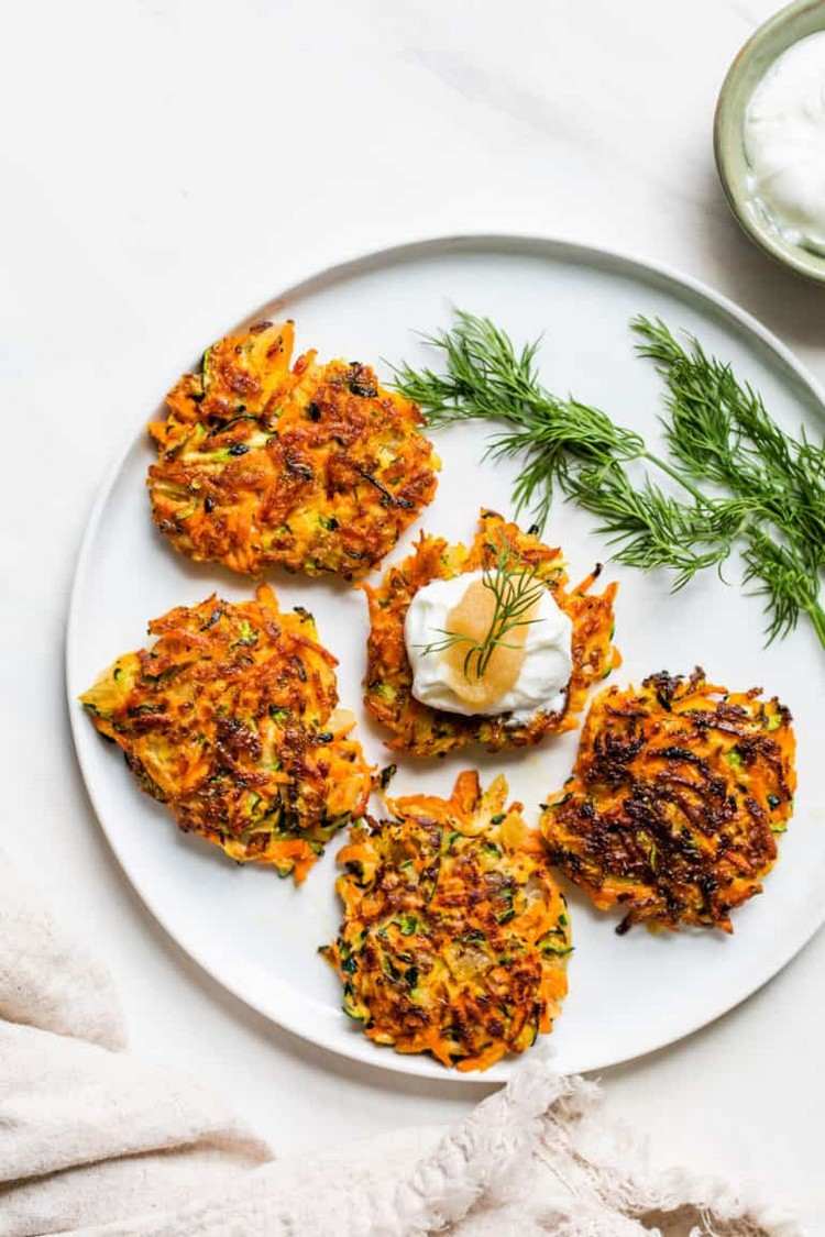 Cuketové mrkvové placky s kôprom a jogurtovou omáčkou
