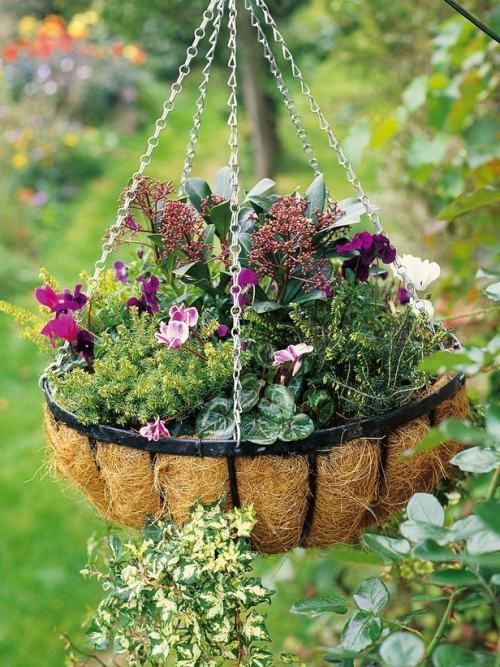 zaujímavé nápady na zavesenie košíka záhradný kovový kôš