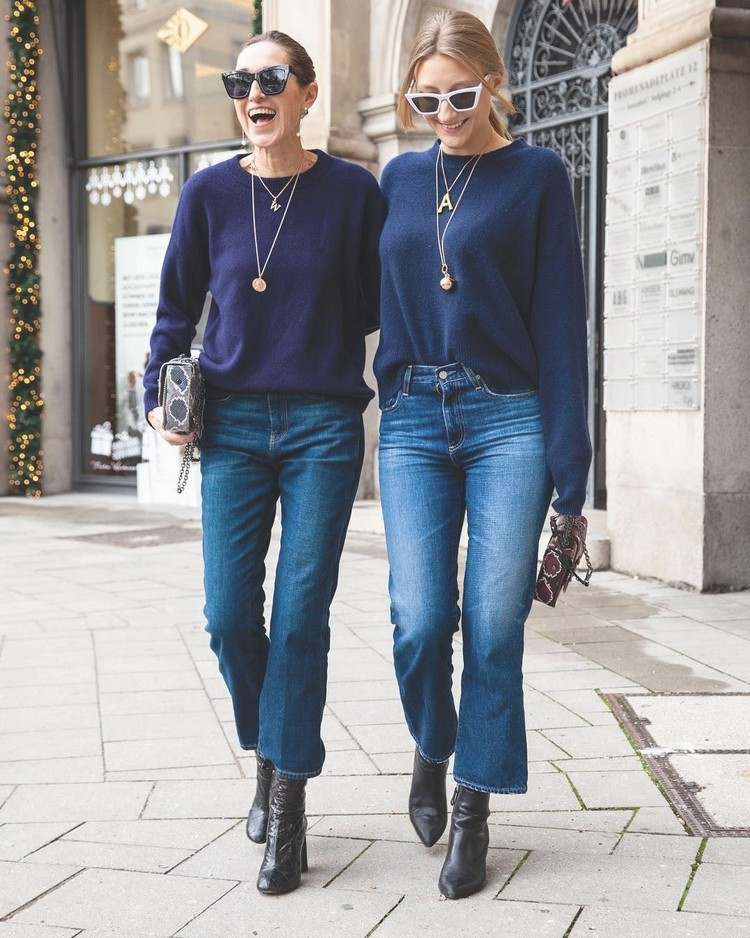 Skombinujte rifle bootcut 2021 s kašmírovým svetrom a ponožkovými topánkami