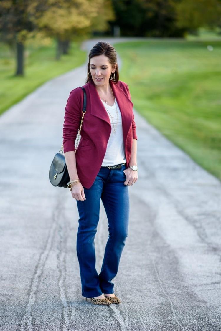 Džínsy Bootcut, ako sú celebrity, nosia lodičky z bieleho trička s leopardím vzorom