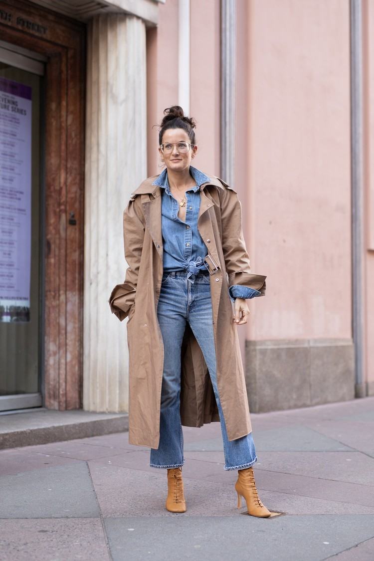 Džínsy trendové nohavice 2021 s členkovými topánkami, rifľovou košeľou a trenčkotom