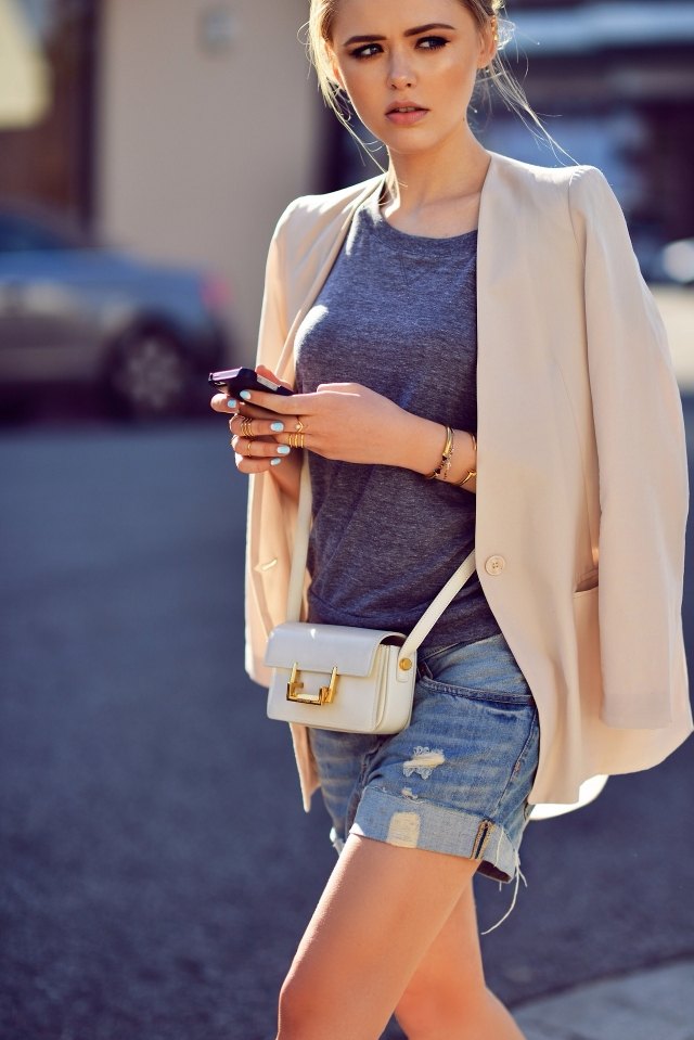 Elegantný na ulici s béžovou bundou a peňaženkou nápad-šortky-leto-denim-peňaženka-ulica