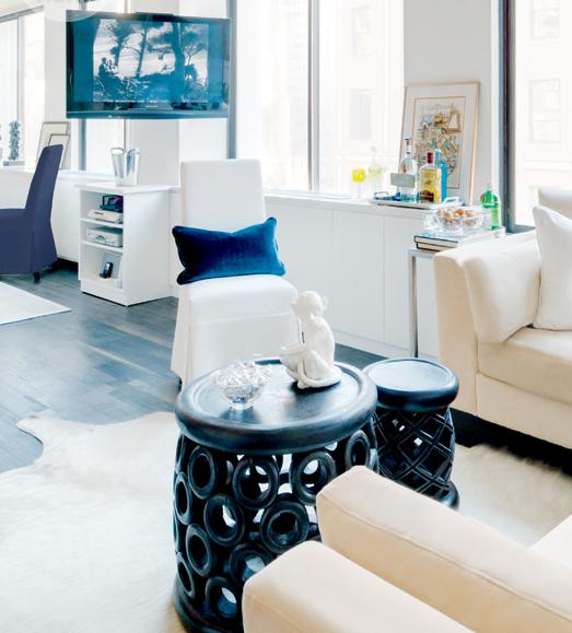 biely nábytok do obývačky tmavomodré akcenty biely nábytok do obývačky malý nábytok tmavomodré akcenty